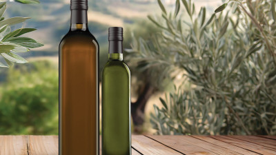 Olive Oil’s Packaging Puzzle: Glass or Plastic?